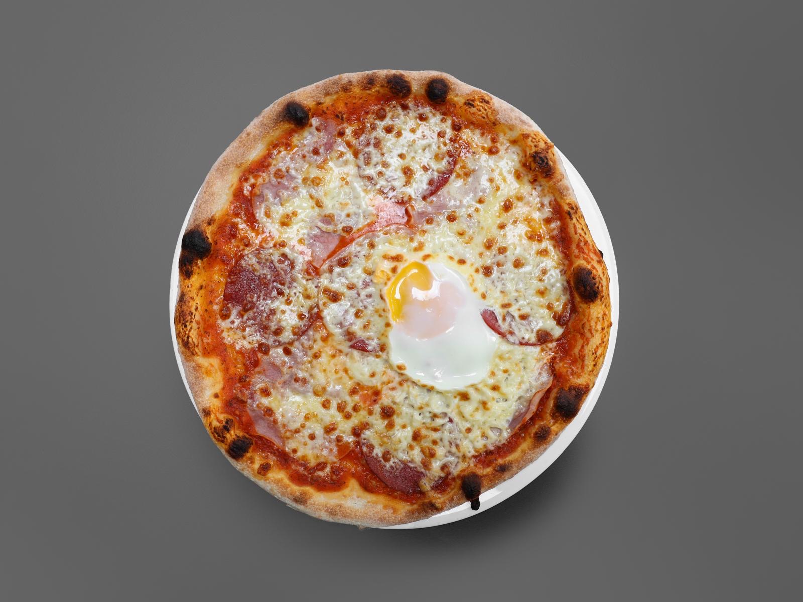 Pizza mit Ei